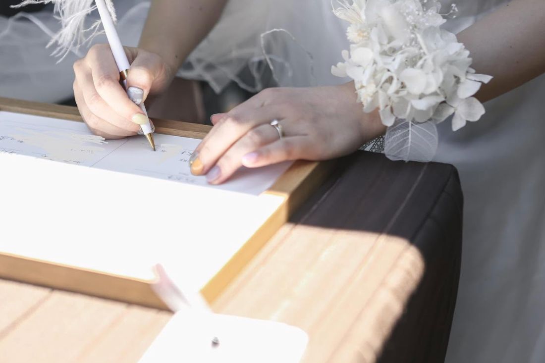 結婚式で誓約書にサインする新婦の手元