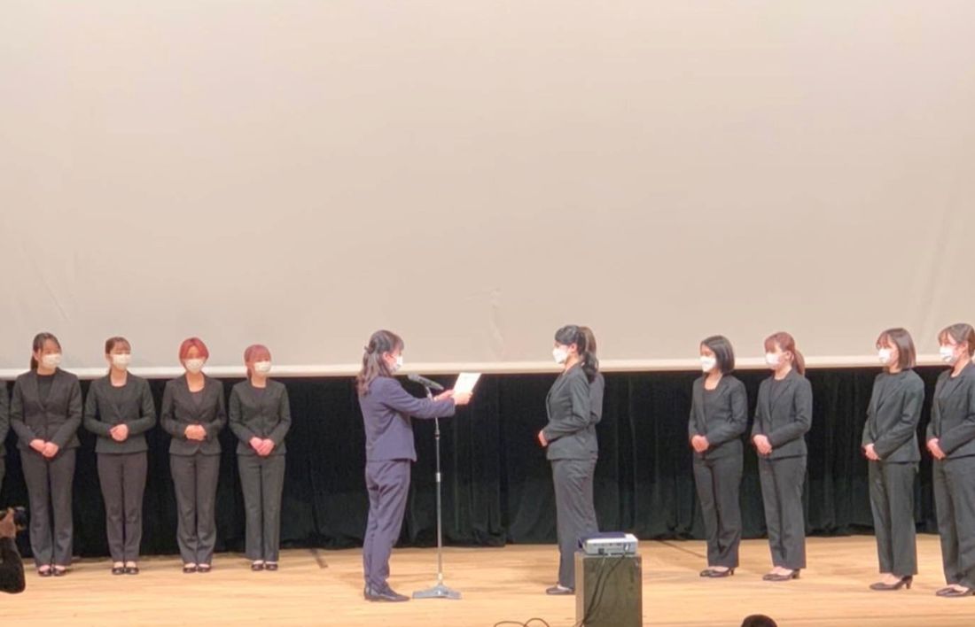 ステージ上で講評を受ける学生たち