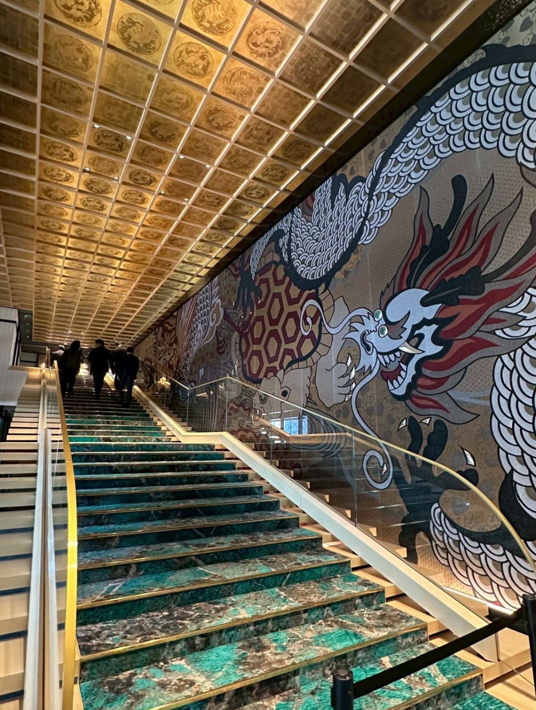 金箔の天井と龍の壁画が印象的な館内の大階段