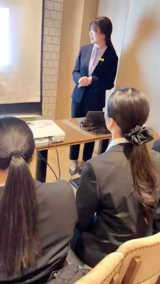 企業ブースで説明に耳を傾ける学生たち