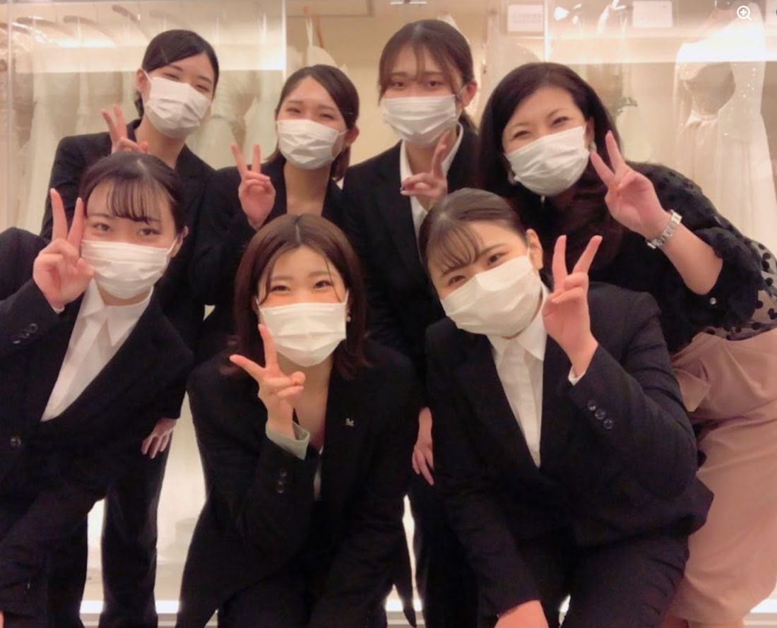 訪問を終えた学生とラ・ヴォーガのスタッフの集合写真