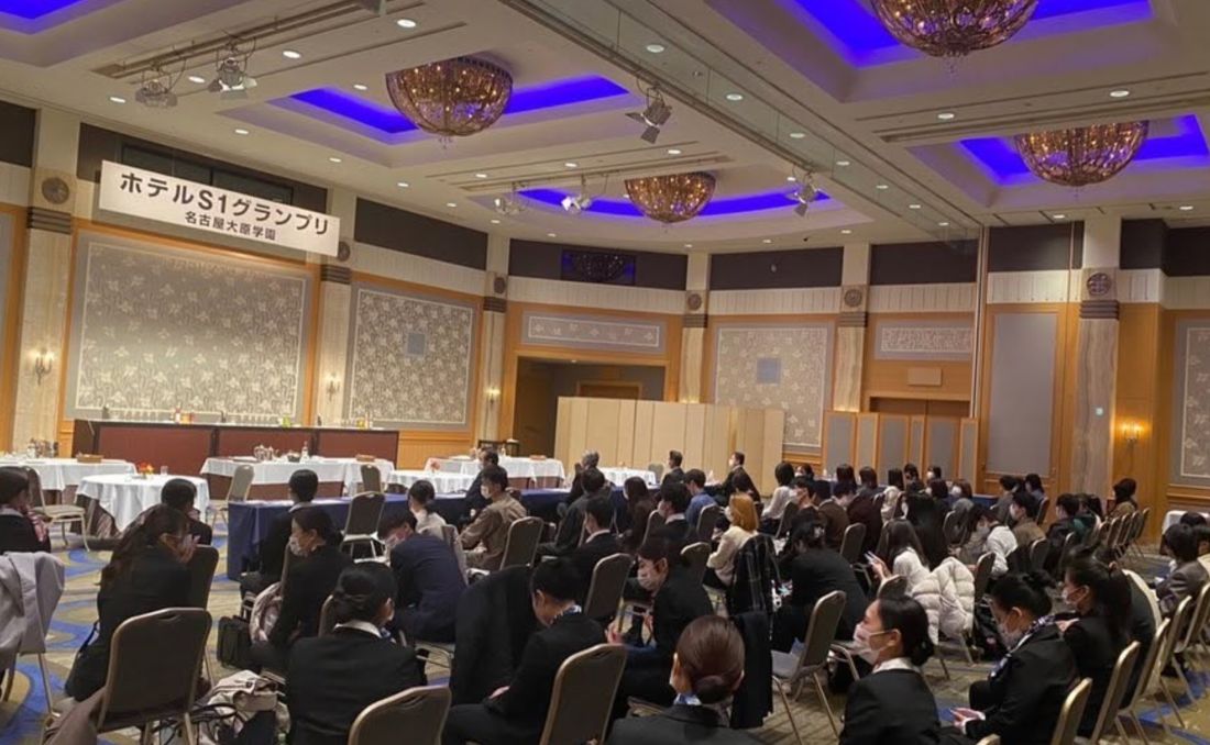 大勢の観覧者が見守る会場の様子