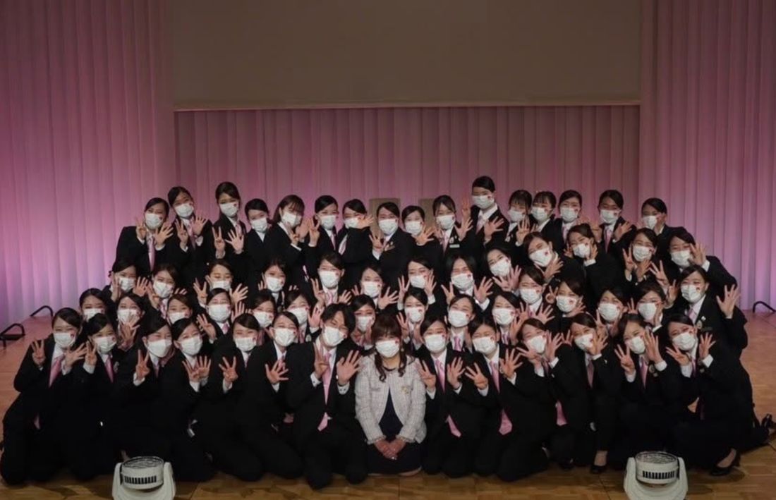 卒業制作を終えた学生たちの集合写真